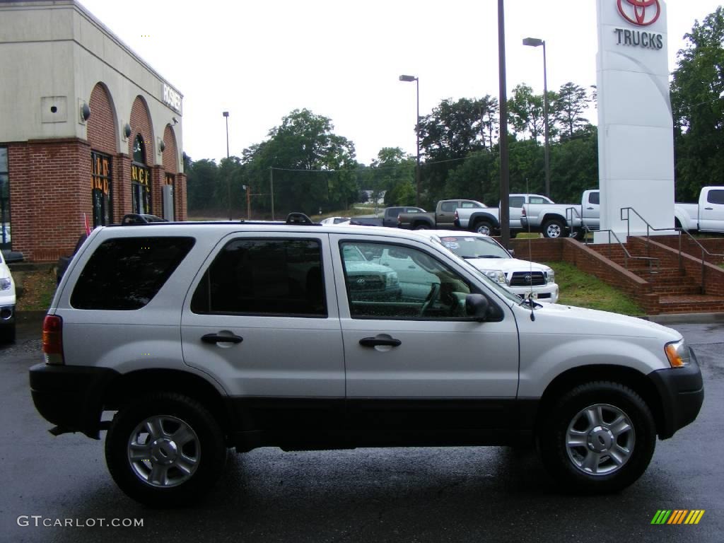 2003 Escape XLT V6 4WD - Oxford White / Medium Dark Pebble photo #16