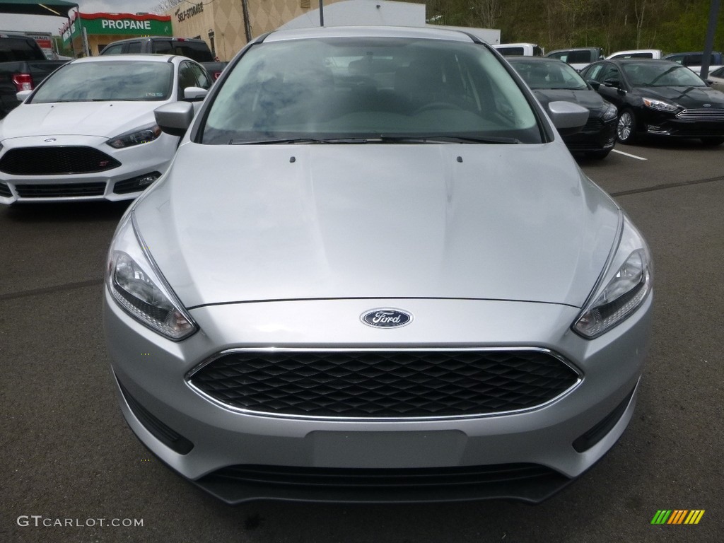 2018 Focus SE Hatch - Ingot Silver / Charcoal Black photo #4