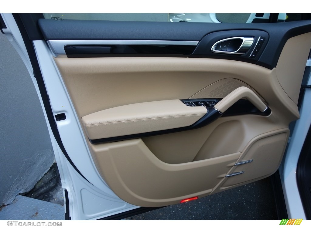 2018 Porsche Cayenne Standard Cayenne Model Black/Luxor Beige Door Panel Photo #127066791