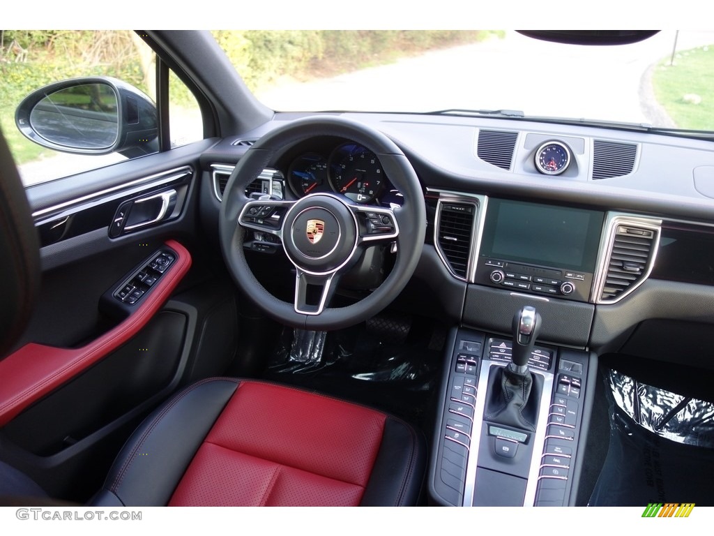 2018 Porsche Macan Standard Macan Model Black/Garnet Red Dashboard Photo #127067289