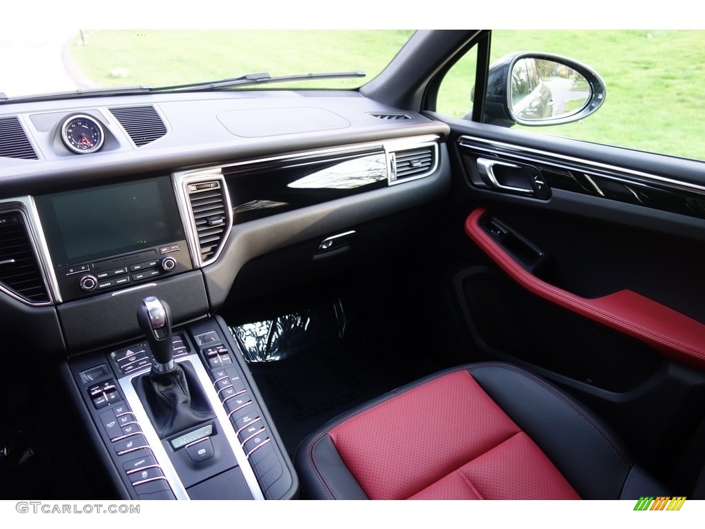 2018 Porsche Macan Standard Macan Model Black/Garnet Red Dashboard Photo #127067337