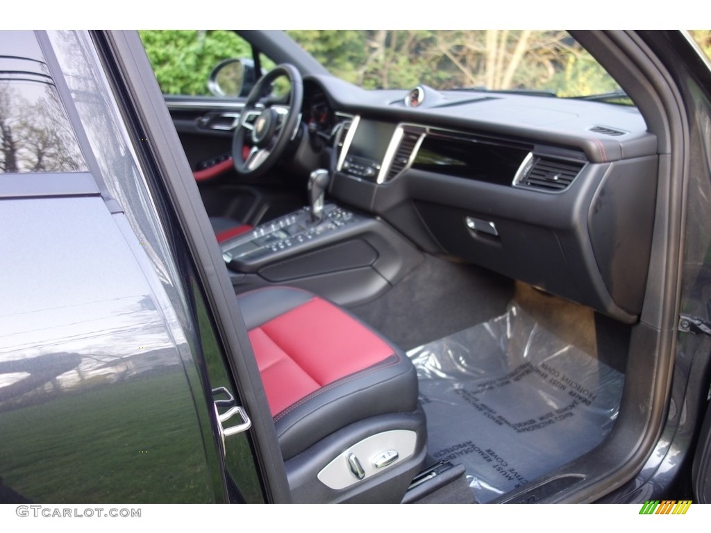 Black/Garnet Red Interior 2018 Porsche Macan Standard Macan Model Photo #127067361