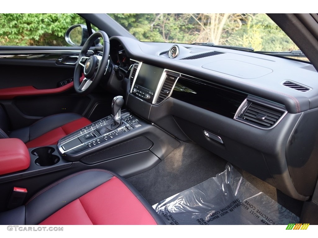 2018 Porsche Macan Standard Macan Model Black/Garnet Red Dashboard Photo #127067388