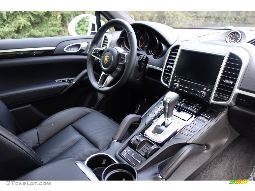 2018 Cayenne  - White / Black photo #17