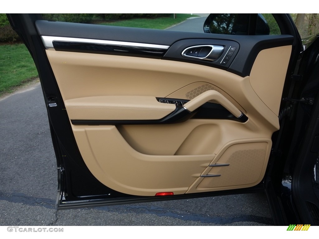 2018 Porsche Cayenne Standard Cayenne Model Black/Luxor Beige Door Panel Photo #127068351