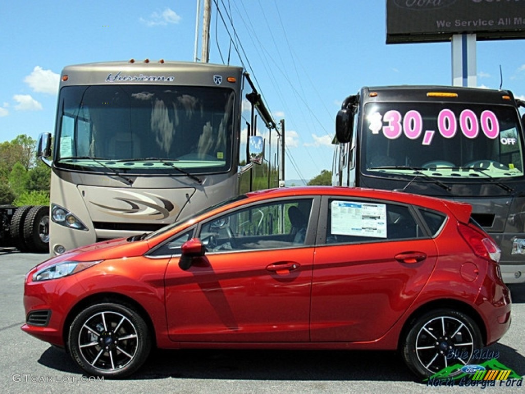 2018 Fiesta SE Hatchback - Hot Pepper Red / Charcoal Black photo #2