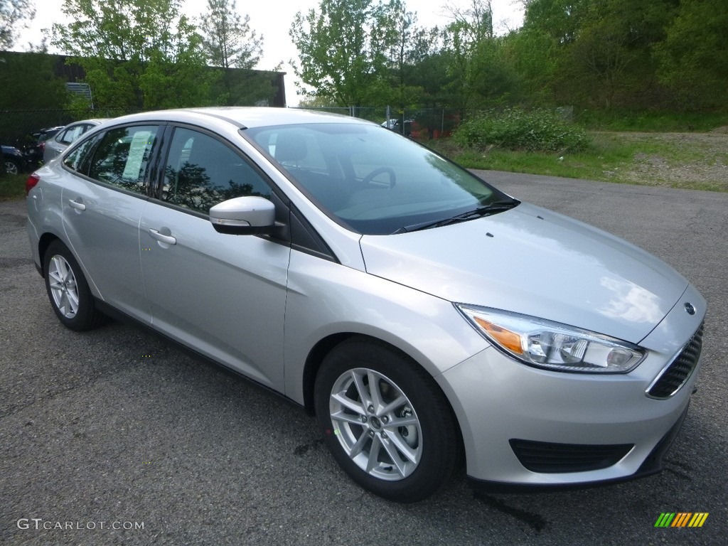 2018 Focus SE Sedan - Ingot Silver / Charcoal Black photo #3