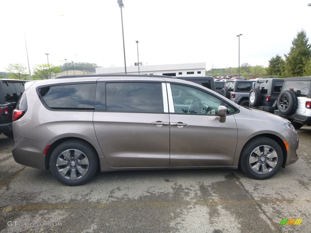 Molten Silver 2018 Chrysler Pacifica Hybrid Limited Exterior Photo #127114696