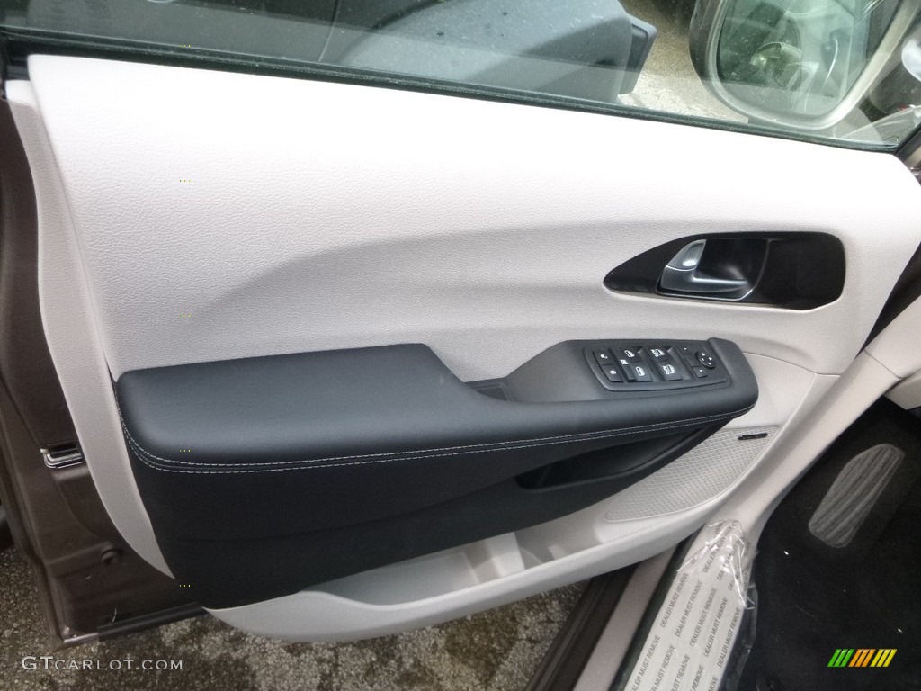 2018 Chrysler Pacifica Hybrid Limited Black/Alloy Door Panel Photo #127114924