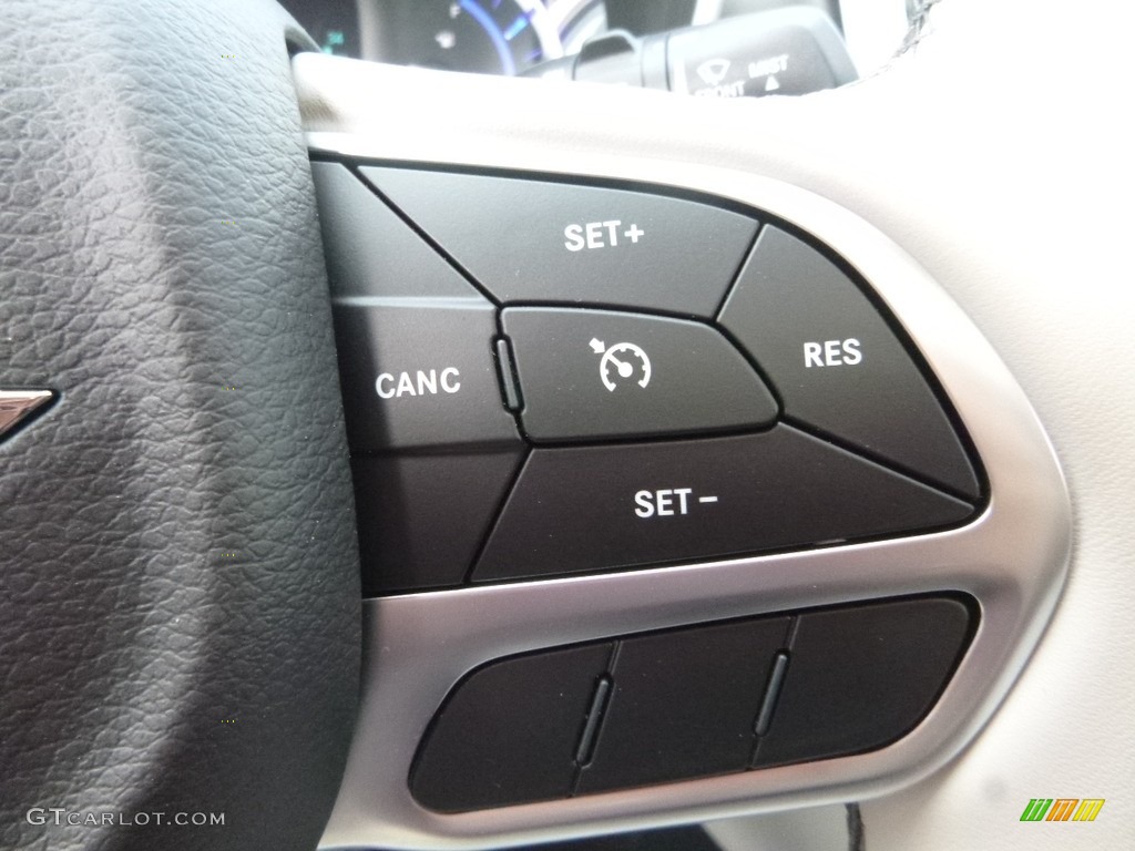 2018 Chrysler Pacifica Hybrid Limited Black/Alloy Steering Wheel Photo #127115083