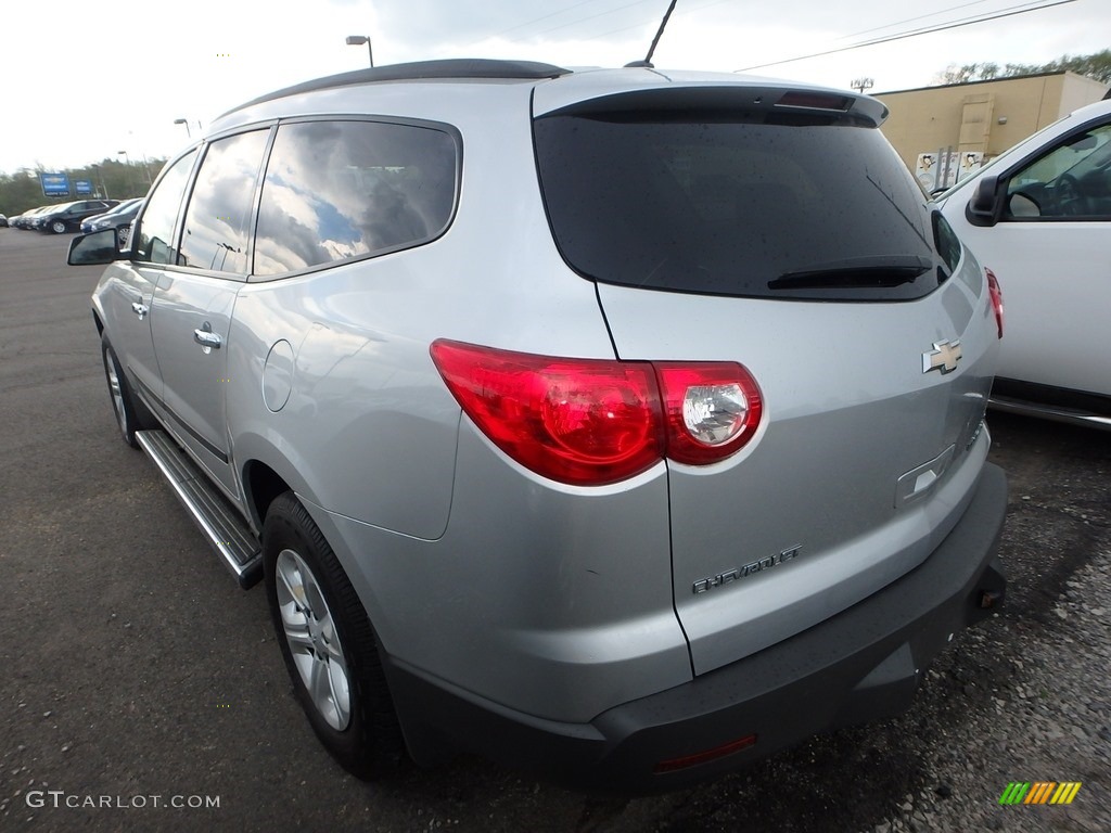 2009 Traverse LS - Silver Ice Metallic / Dark Gray/Light Gray photo #2