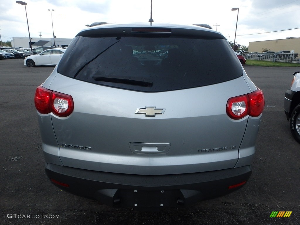 2009 Traverse LS - Silver Ice Metallic / Dark Gray/Light Gray photo #3