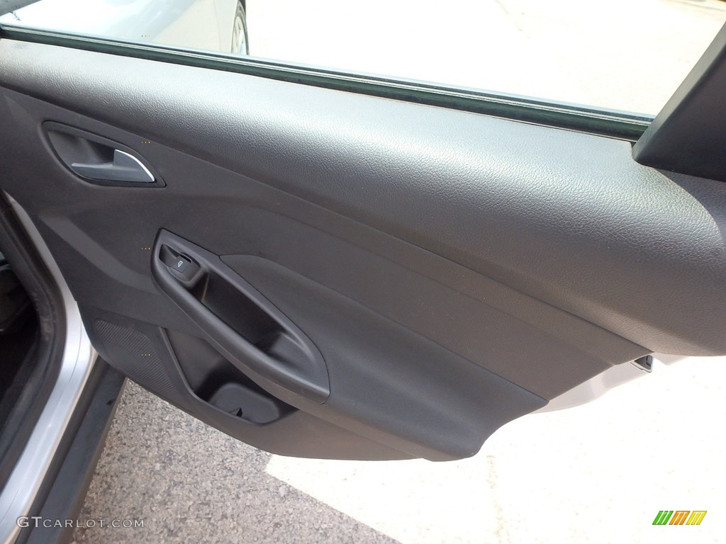 2015 Focus SE Hatchback - Ingot Silver Metallic / Charcoal Black photo #15
