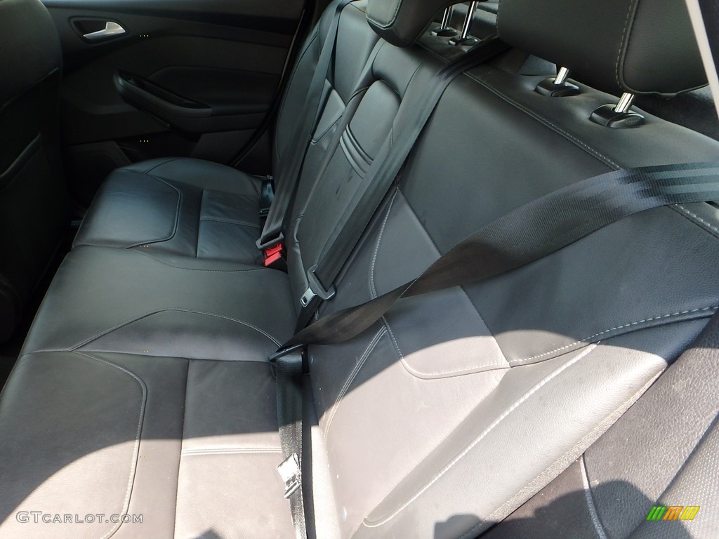 2015 Focus SE Hatchback - Ingot Silver Metallic / Charcoal Black photo #17