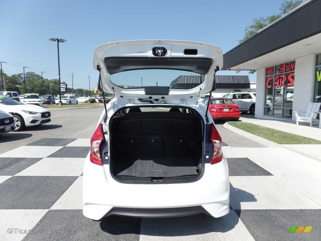 2017 Versa Note SV - Aspen White / Charcoal photo #5