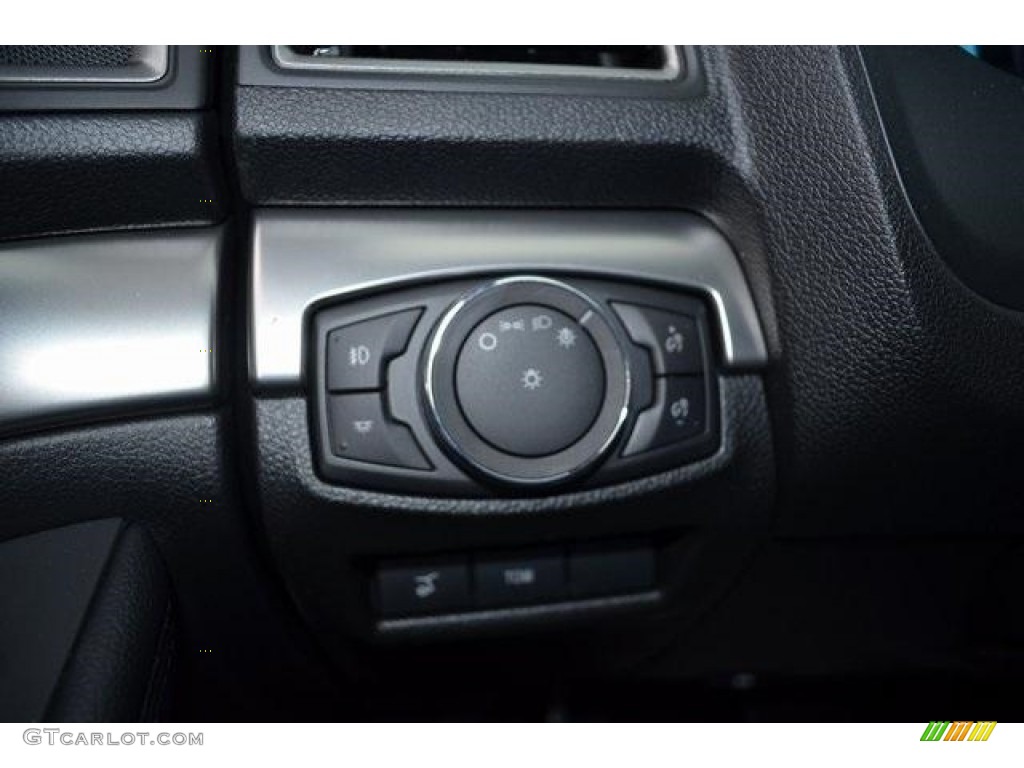 2018 Explorer XLT - Oxford White / Ebony Black photo #19