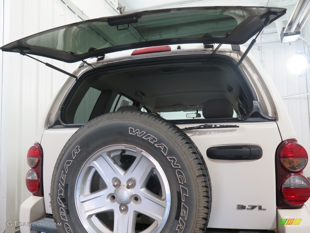 2007 Liberty Sport 4x4 - Stone White / Khaki photo #25
