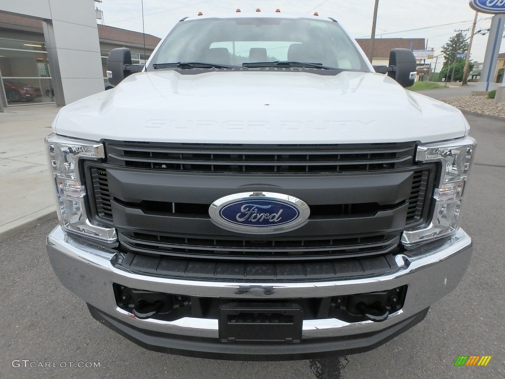 2018 F350 Super Duty XL SuperCab 4x4 - Oxford White / Earth Gray photo #2