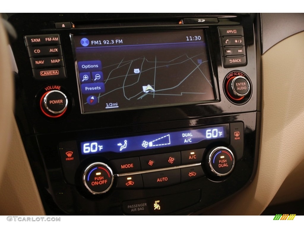 2014 Rogue SV AWD - Moonlight White / Almond photo #9