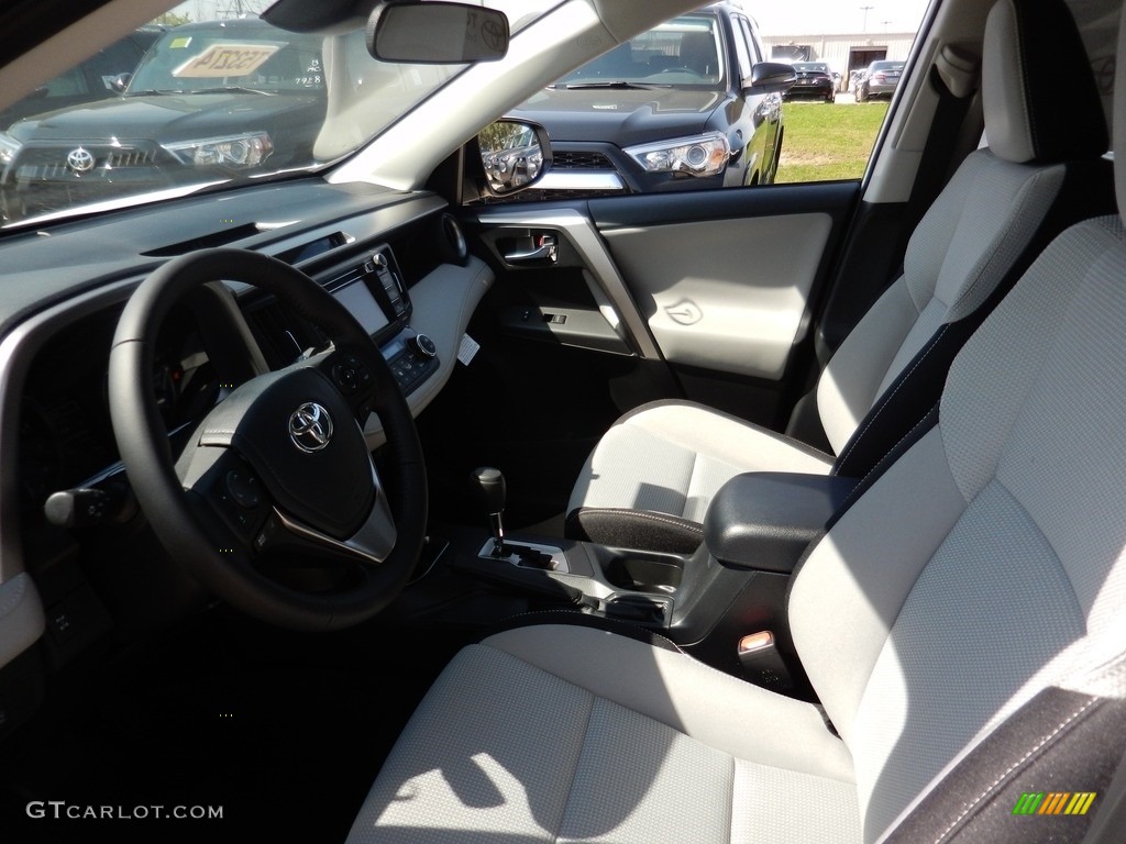 2018 RAV4 XLE - Super White / Ash photo #3