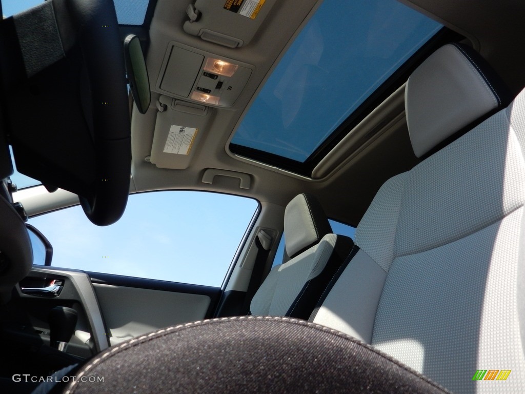 2018 RAV4 XLE - Super White / Ash photo #4