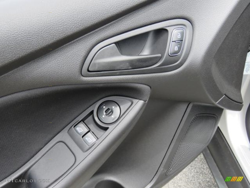 2018 Ford Focus S Sedan Controls Photo #127232976