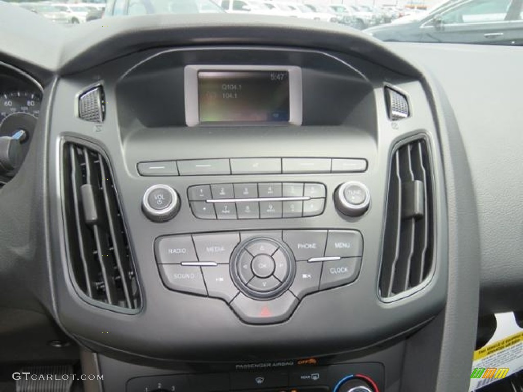 2018 Ford Focus S Sedan Controls Photo #127233007