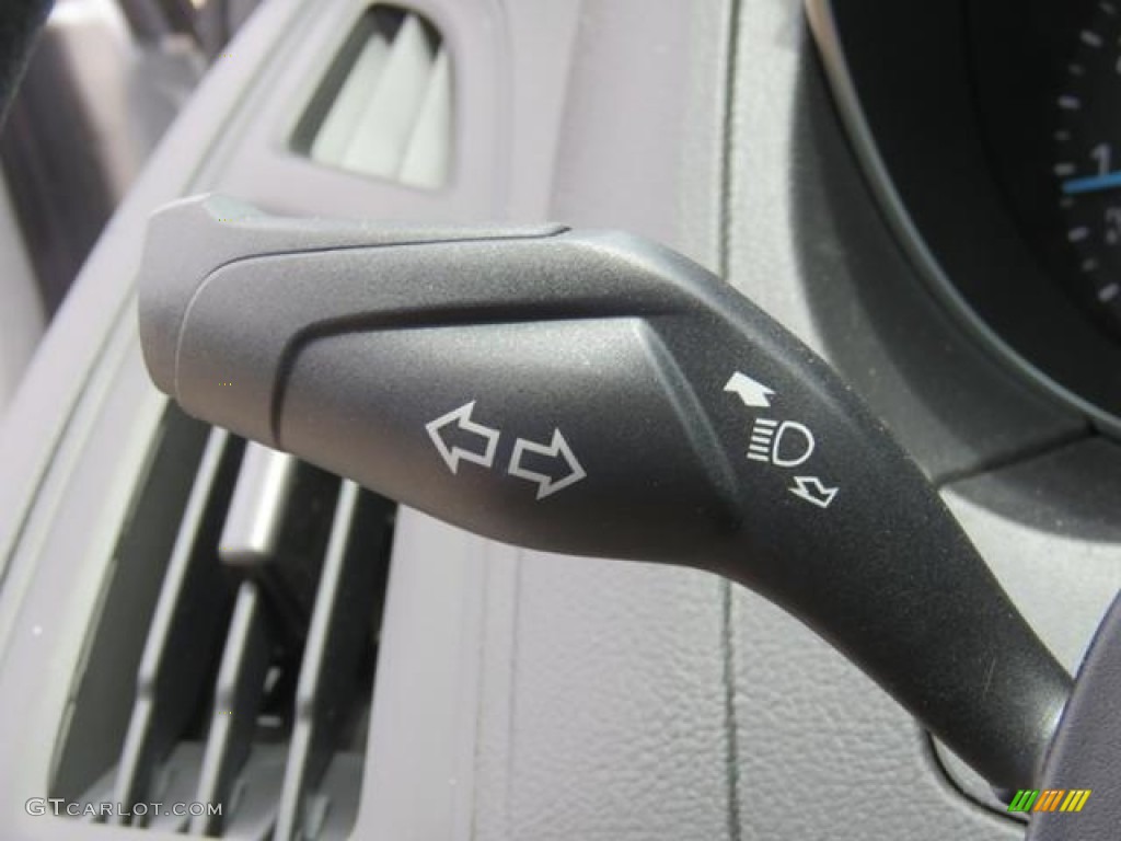 2018 Ford Focus S Sedan Controls Photo #127233093
