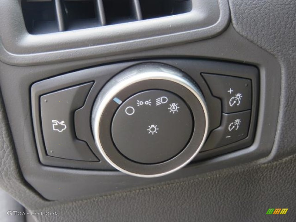 2018 Ford Focus S Sedan Controls Photo #127233121