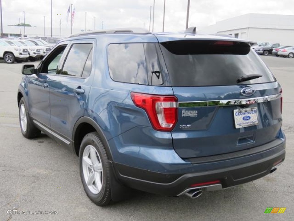 2018 Explorer XLT - Blue Metallic / Medium Stone photo #25