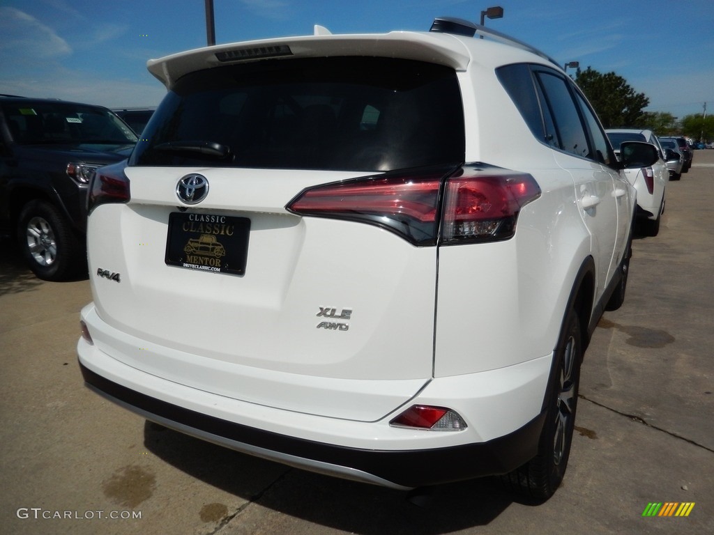 2018 RAV4 XLE - Super White / Nutmeg photo #2