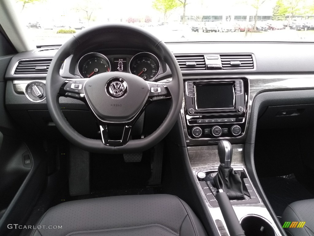2018 Volkswagen Passat SE Dashboard Photos