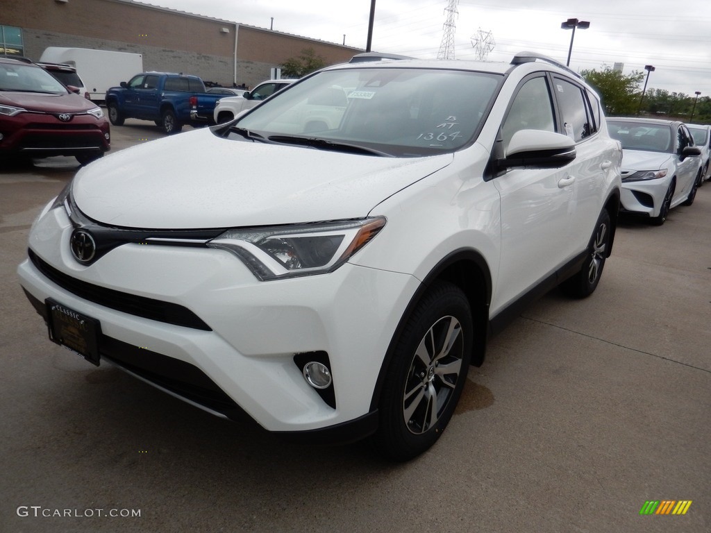 2018 RAV4 XLE - Super White / Black photo #1