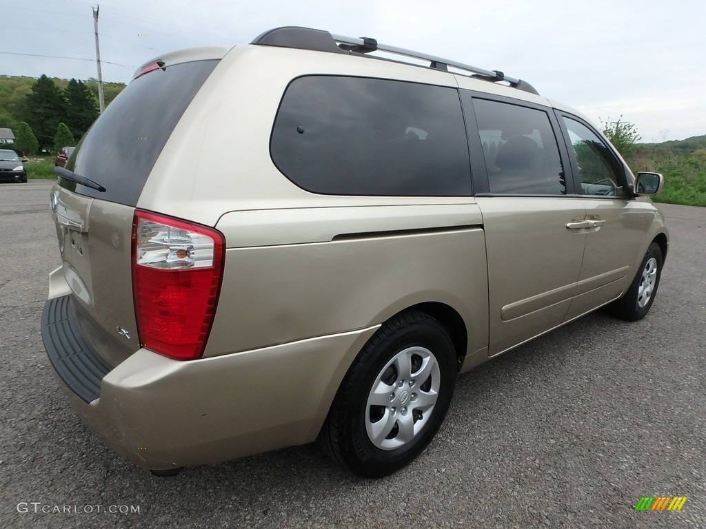 2008 Sedona LX - Sunset Gold Metallic / Beige photo #9