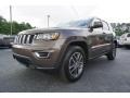 Front 3/4 View of 2018 Grand Cherokee Altitude