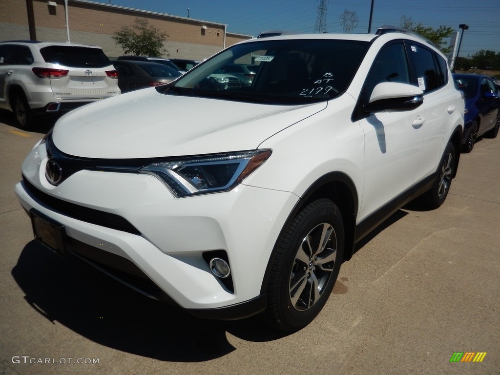 2018 RAV4 XLE - Super White / Black photo #1