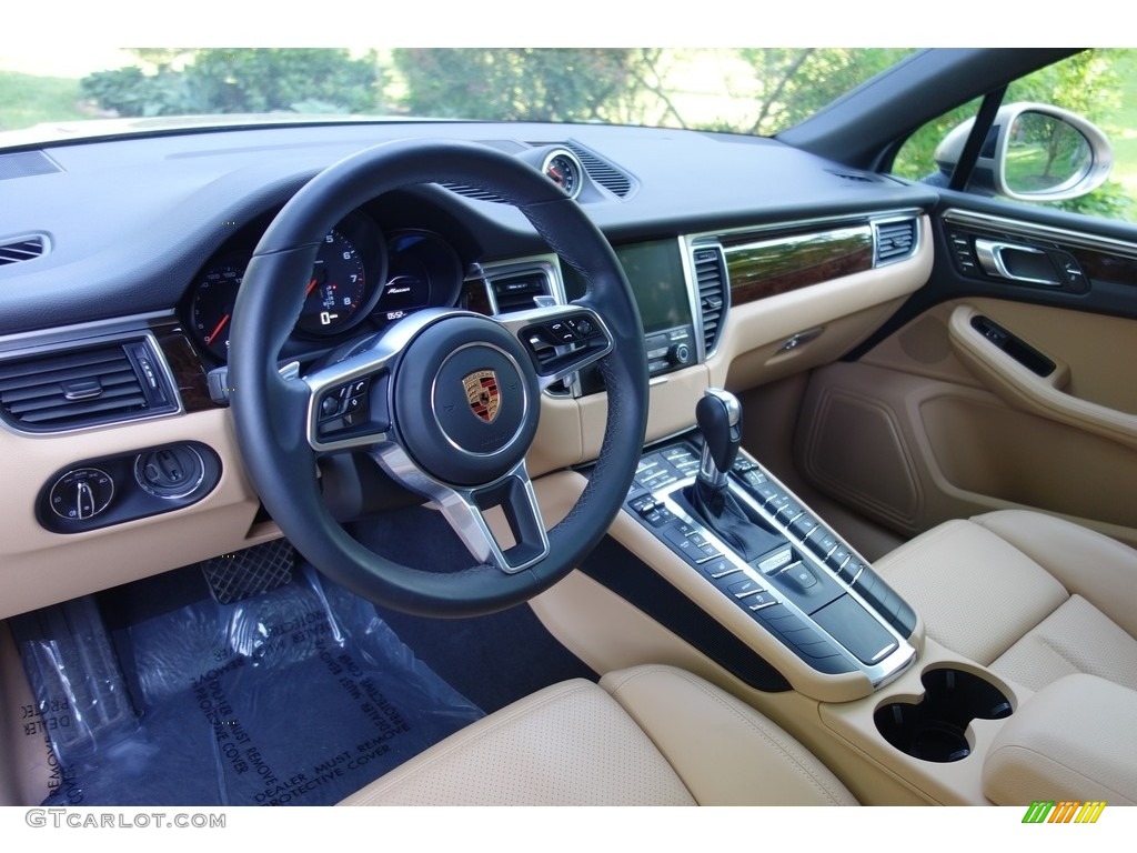 Black/Luxor Beige Interior 2018 Porsche Macan Standard Macan Model Photo #127402113
