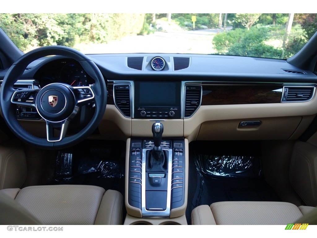 2018 Porsche Macan Standard Macan Model Black/Luxor Beige Dashboard Photo #127402221