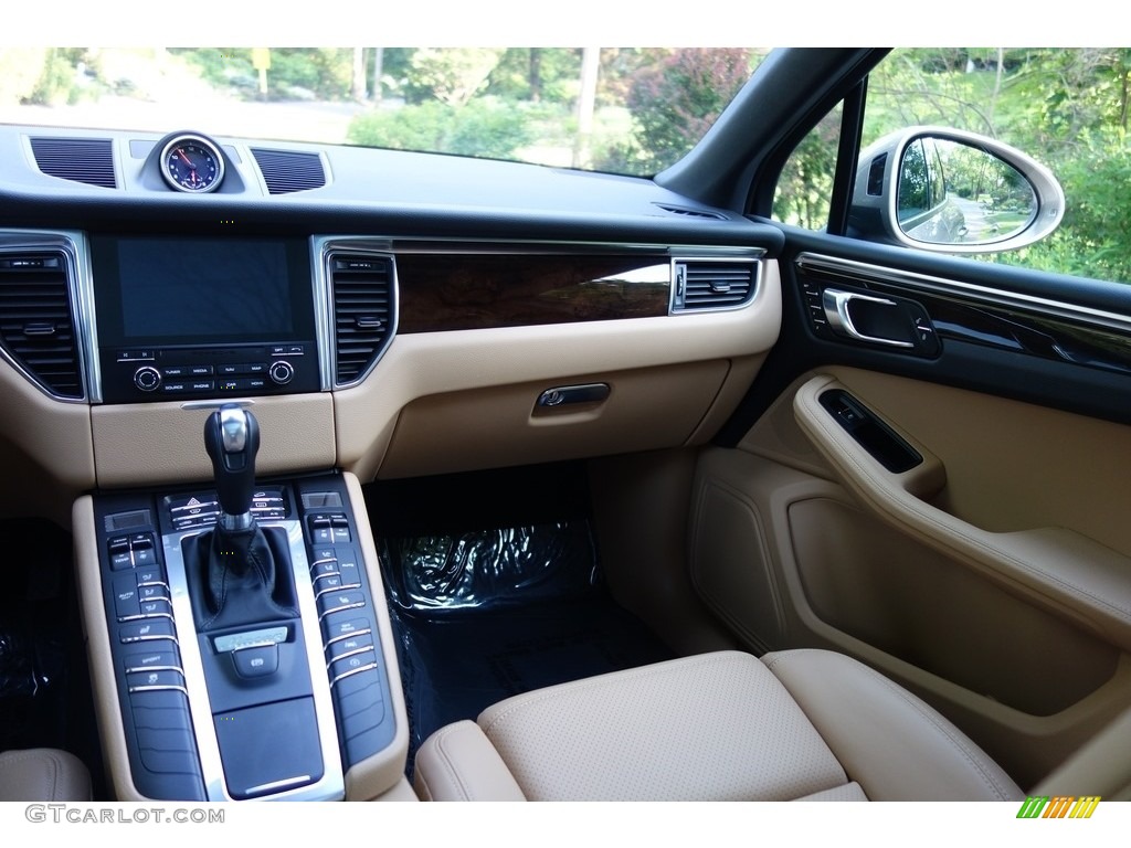 2018 Porsche Macan Standard Macan Model Black/Luxor Beige Dashboard Photo #127402251
