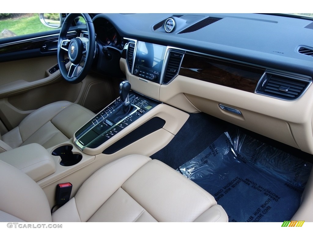 2018 Porsche Macan Standard Macan Model Front Seat Photo #127402275