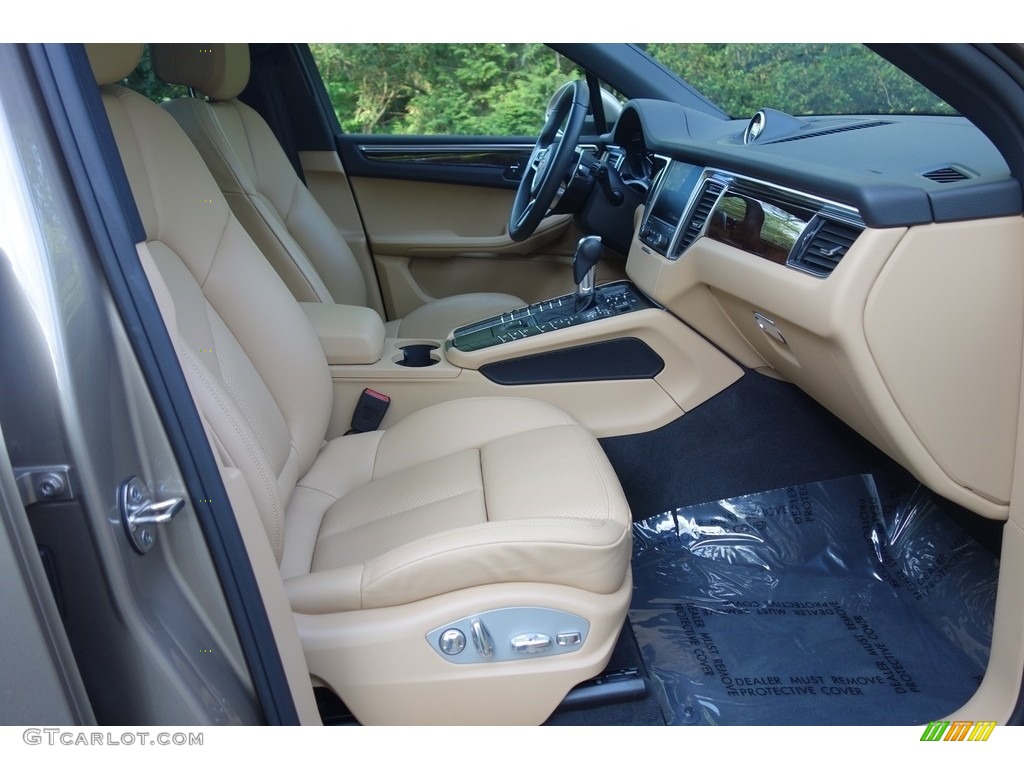 Black/Luxor Beige Interior 2018 Porsche Macan Standard Macan Model Photo #127402329