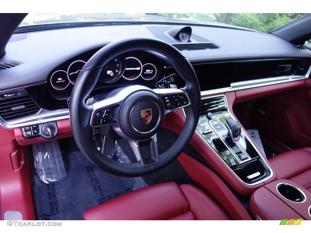 2017 Porsche Panamera 4S Dashboard Photos