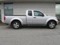 2005 Radiant Silver Metallic Nissan Frontier LE King Cab 4x4  photo #2