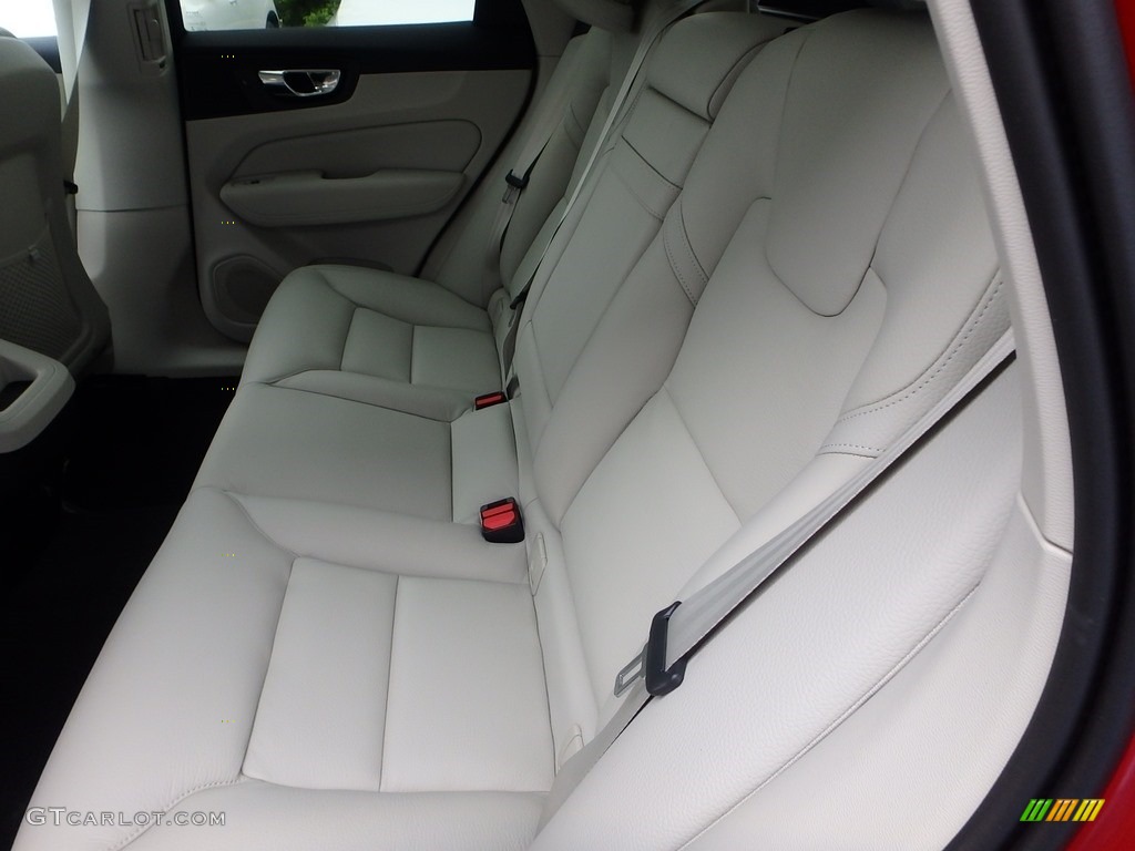 2018 Volvo XC60 T6 AWD Momentum Rear Seat Photos
