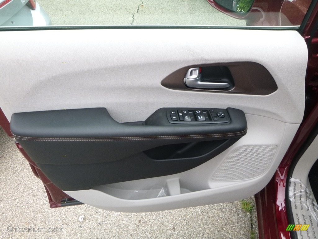 2018 Pacifica Touring Plus - Velvet Red Pearl / Black/Alloy photo #14