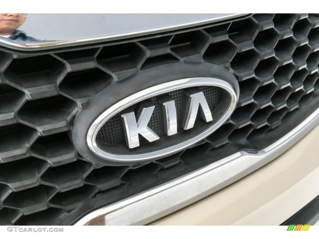 2011 Sorento LX - White Sand Beige / Black photo #28