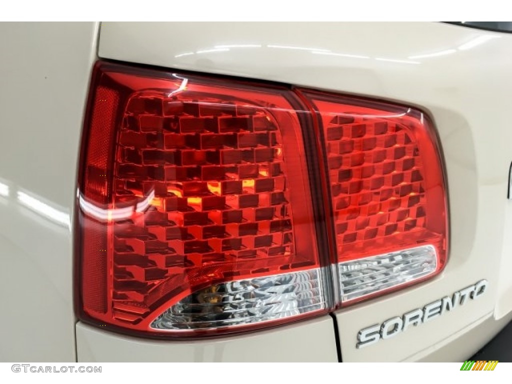 2011 Sorento LX - White Sand Beige / Black photo #29