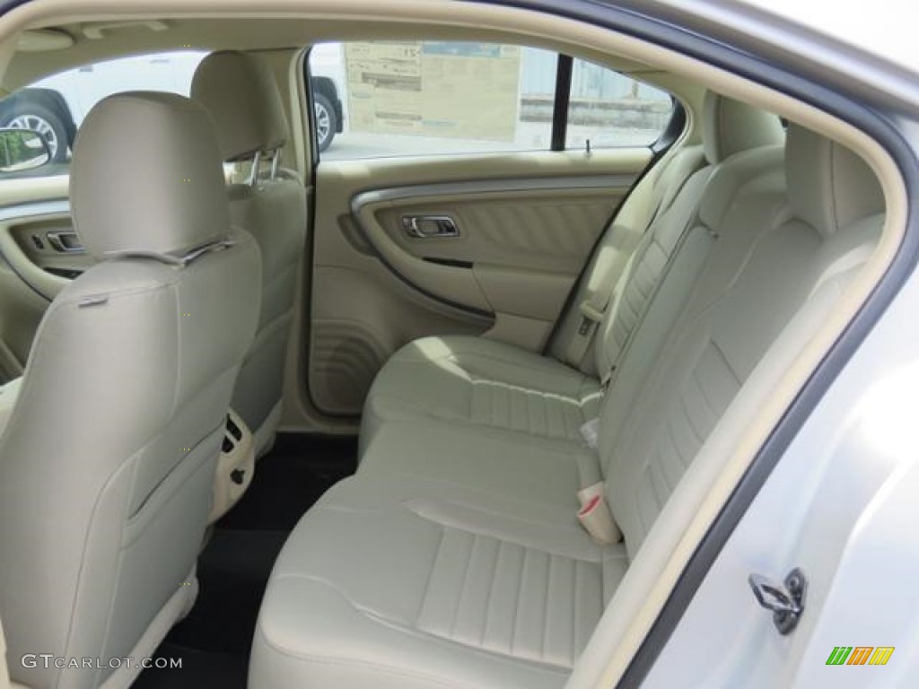 2018 Ford Taurus SE Rear Seat Photo #127581172