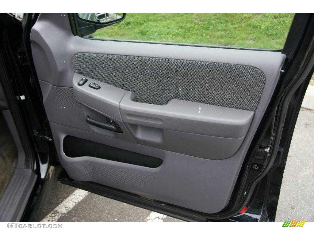 2002 Explorer XLT 4x4 - Black Clearcoat / Graphite photo #16