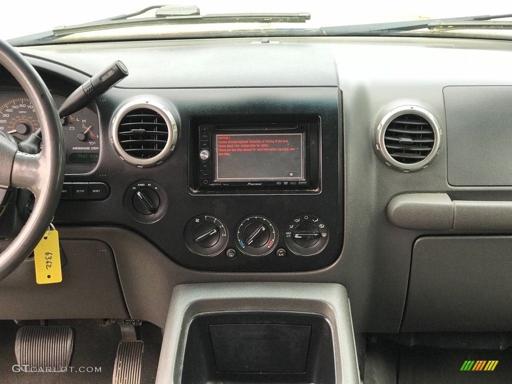 2003 Expedition XLT 4x4 - Black Clearcoat / Medium Parchment photo #14
